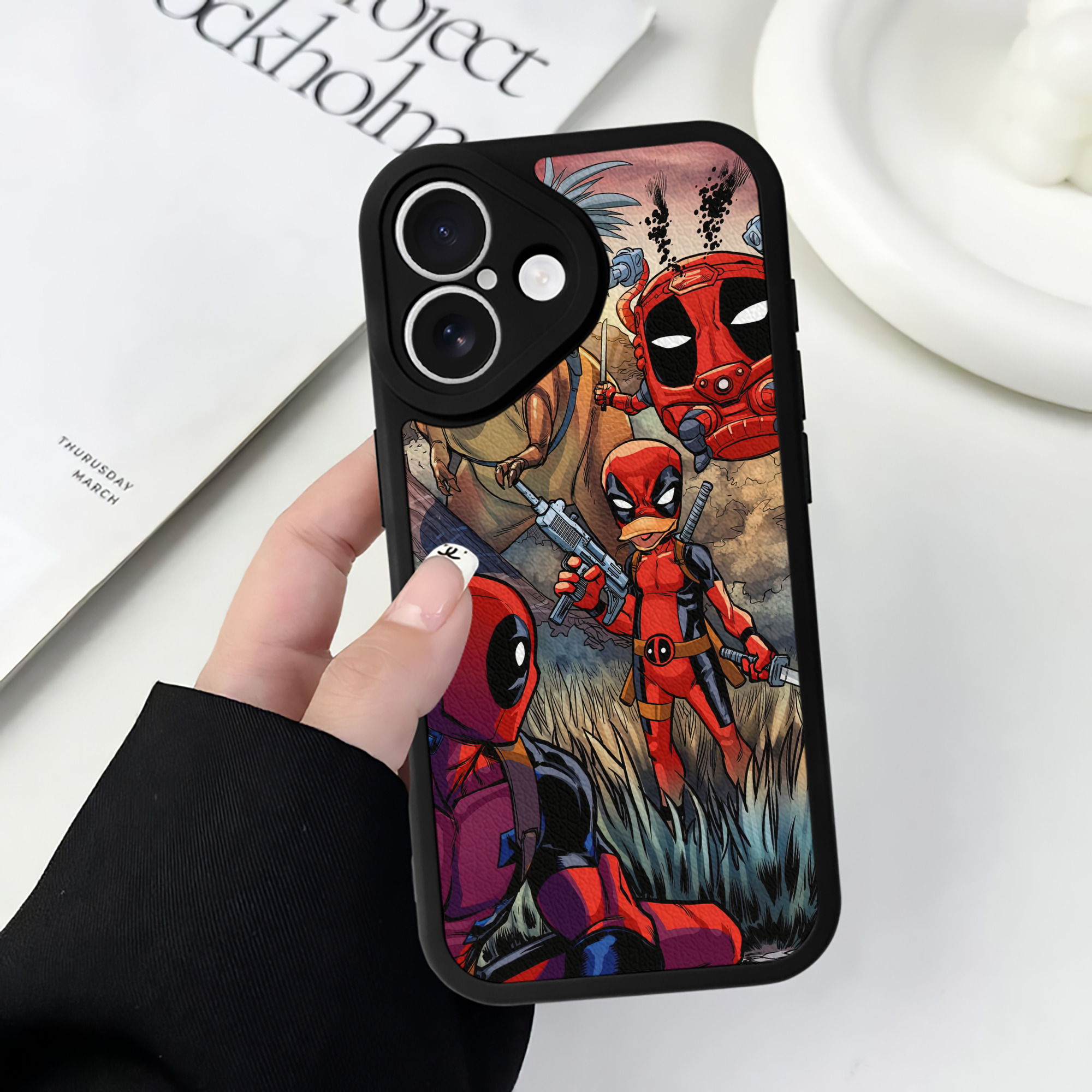 （画像用） Deadpool デッドプール 【iPhone 16シリーズ対応】シリコンスマホケース（レザー調） 材質：シリコン